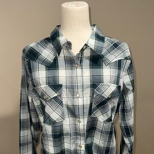 Women’s Plaid Pearl Snap Shirt